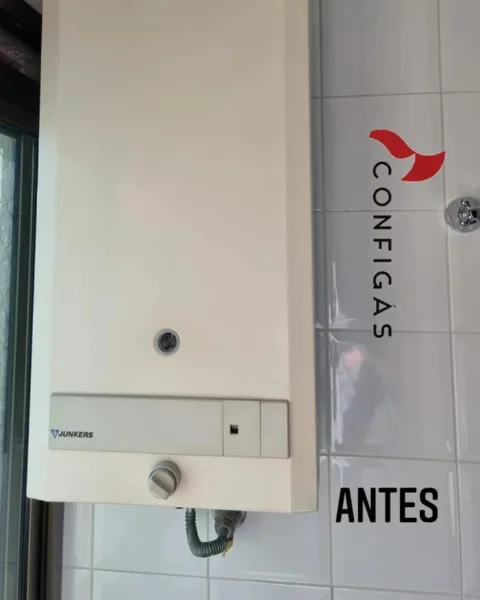 Antes: Junkers antigo substituído por um Rheem 20 litros digital inox, com chaminé nova.