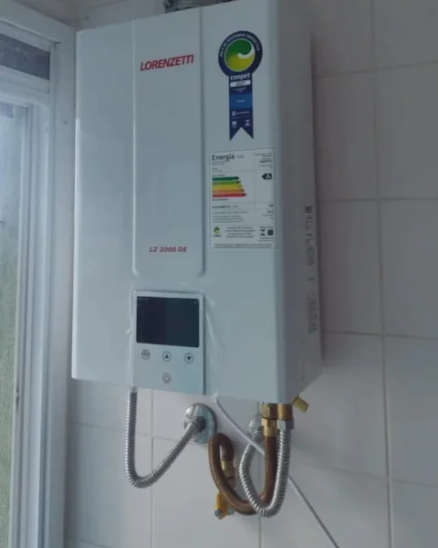 Depois: Komeco 15D com chaminé desgastada substituído por um Lorenzetti LZ 2000 DE.
