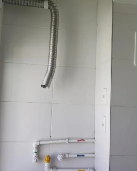 Antes: Ponto com tubulação aparente e chaminé solta. Lorenzetti LZ 1600 DE instalado e ligado.