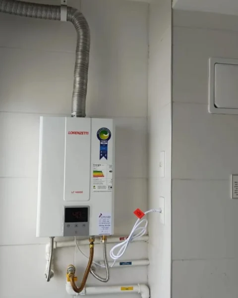 Depois: Ponto com tubulação aparente e chaminé solta. Lorenzetti LZ 1600 DE instalado e ligado.