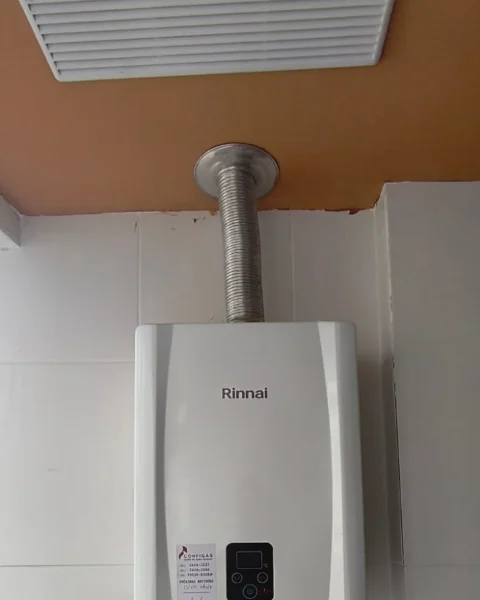 Depois: Ponto de gás e água preparado e aquecedor Rinnai digital instalado e regulado.