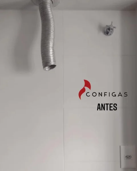 Antes: Ponto com chaminé solta e aquecedor Rinnai digital prata com Wi-Fi instalado.