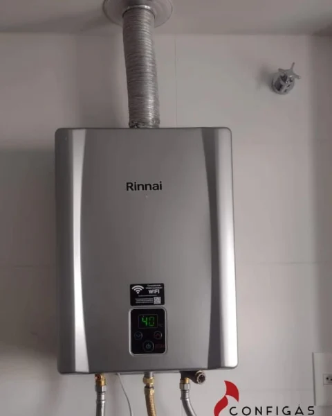 Depois: Ponto com chaminé solta e aquecedor Rinnai digital prata com Wi-Fi instalado.