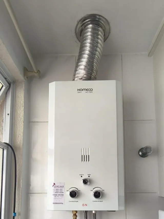 Aquecedor a gás Komeco KO 15M Slim para gás natural instalado sobre o tanque, com chaminé e etiqueta da Configás