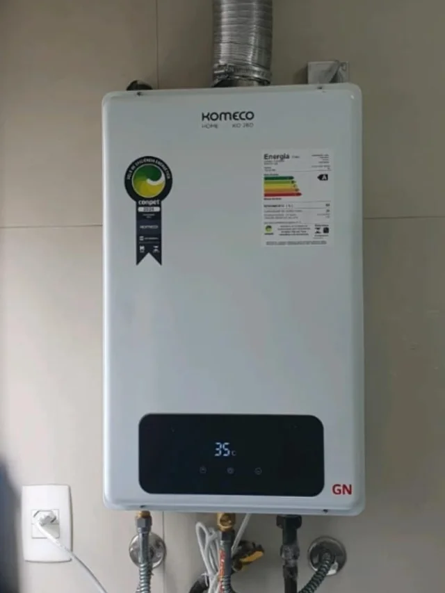 Aquecedor a gás Komeco da linha Home digital instalado pela Configás, com chaminé e ligações flexíveis