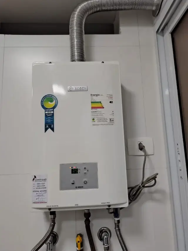 Aquecedor a gás Lorenzetti digital branco instalado pela Configás