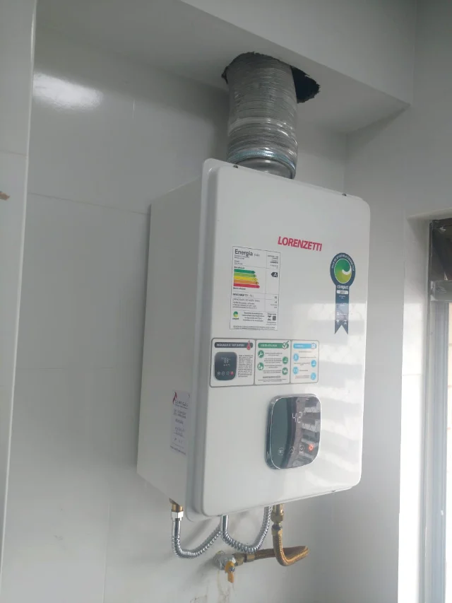 Aquecedor a gás Lorenzetti digital instalado pela Configás, com chaminé e ligações flexíveis