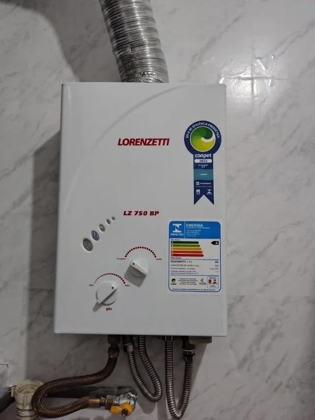 Aquecedor a gás Lorenzetti LZ 750BP instalado pela Configás em parede de mármore, com chaminé e ligações flexíveis