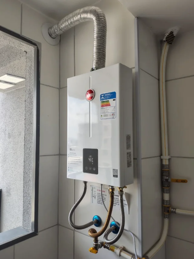 Aquecedor a gás Rheem 15 litros digital instalado pela Configás, com ligação de gás, registro e chaminé