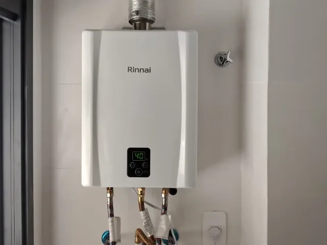 Aquecedor a gás Rinnai digital instalado pela Configás, com o display marcando 40 °C