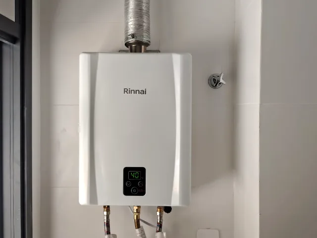 Aquecedor a gás Rinnai digital instalado pela Configás, com o painel marcando 40 °C