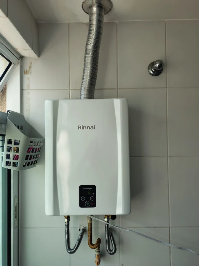 Aquecedor a gás Rinnai digital instalado pela Configás, com chaminé e ligações flexíveis de água e gás
