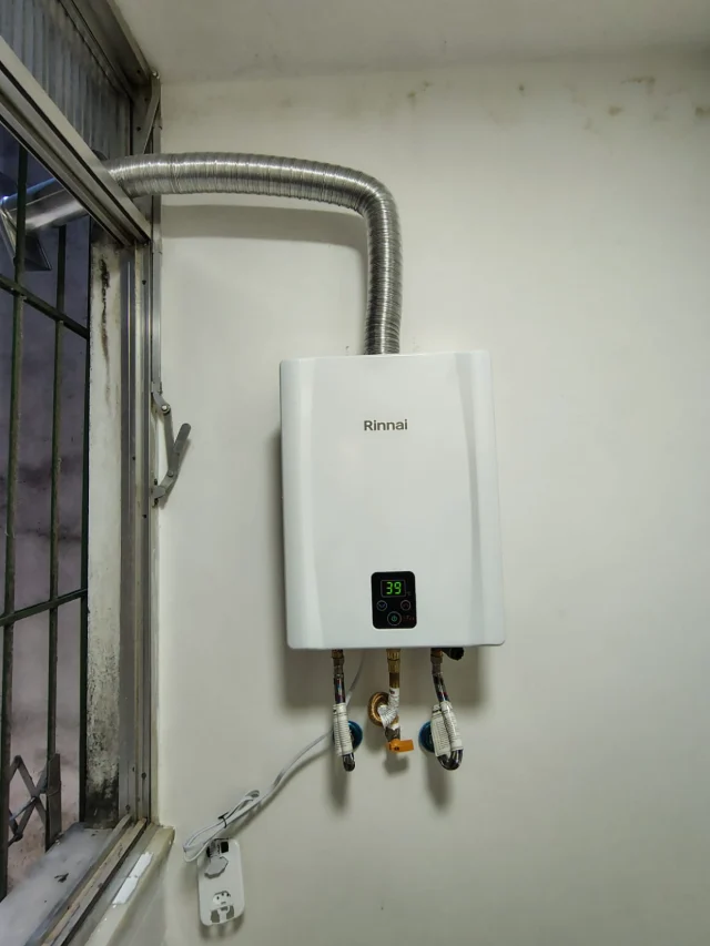 Aquecedor a gás Rinnai digital instalado pela Configás, com chaminé e ligações flexíveis de água e gás