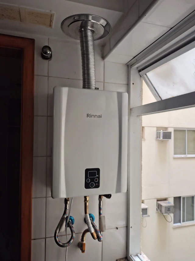 Aquecedor a gás Rinnai digital instalado pela Configás, com chaminé e ligações flexíveis de água e gás