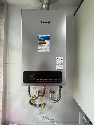 Aquecedor Rinnai E-15 inox instalado pela Configás