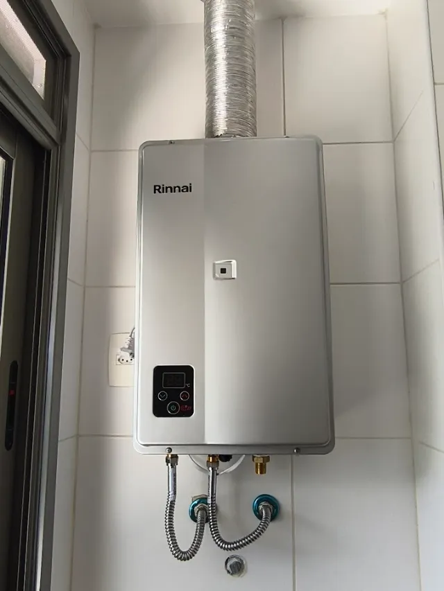 Aquecedor a gás Rinnai digital inox instalado pela Configás, com chaminé e ligações flexíveis de água e gás