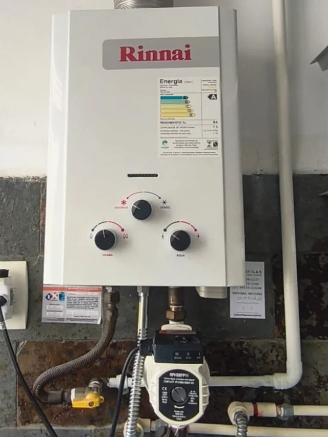 Aquecedor a gás Rinnai mecânico com pressurizador instalado no ramal de água, com etiqueta de revisão da Configás