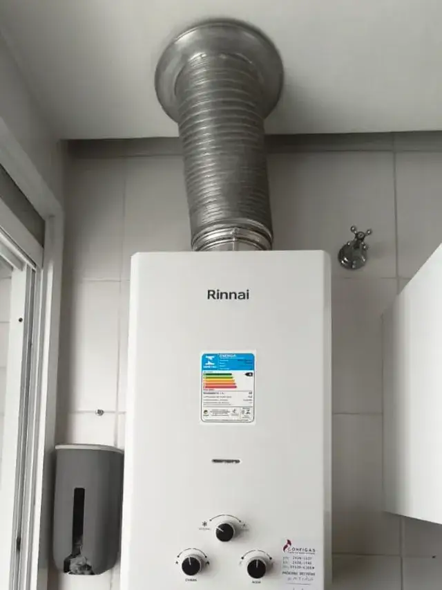 Aquecedor a gás Rinnai mecânico instalado pela Configás, com chaminé e etiqueta de revisão