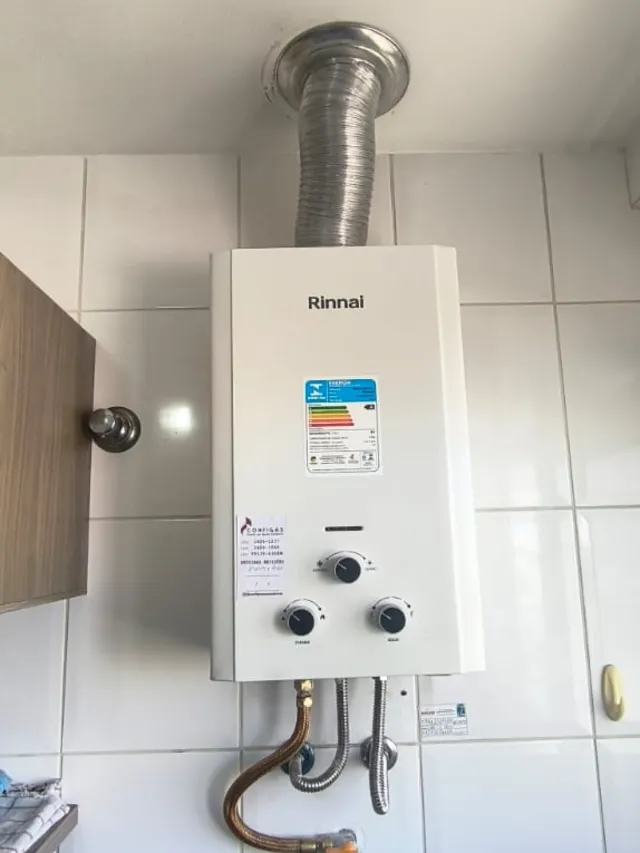 Aquecedor a gás Rinnai mecânico novo instalado pela Configás no lugar de um aparelho antigo, com etiqueta de revisão