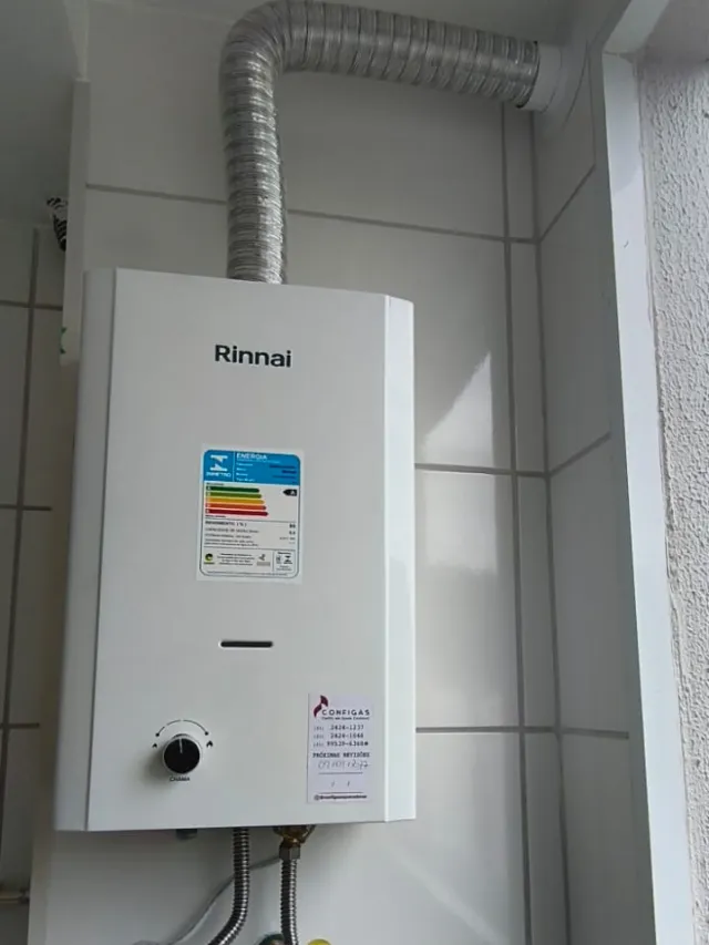 Aquecedor a gás Rinnai mecânico instalado pela Configás, com chaminé e etiqueta de revisão
