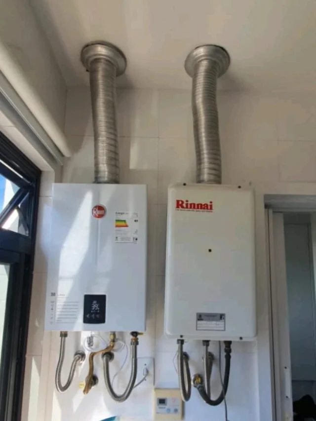 Aquecedores a gás Rheem 30 litros digital e Rinnai instalados lado a lado, cada um com sua chaminé