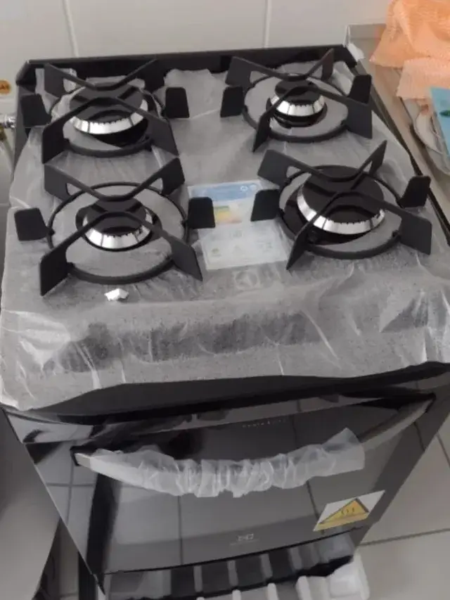 Fogão Electrolux novo de quatro bocas instalado pela Configás